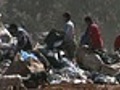 Em várias cidades,  centenas de famílias vivem de catar material reciclável nos lixões