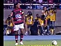 Veja o samba flamenguista do bloco de Ronaldinho