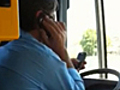 Guida l’autobus con due cellulari in mano