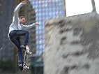 Tony Hawk springt über Berliner Mauer