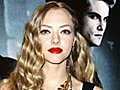 Amanda Seyfried loses her cape