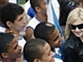 Madonna visita favela no Rio de Janeiro