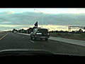 Surfer sur une voiture sur l’autoroute