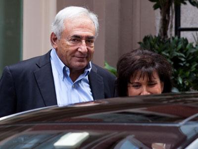 Raw Video: Ex-IMF Chief Leaves NY Home Briefly