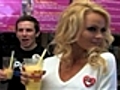 Pamela Anderson lança milkshake na Califórnia