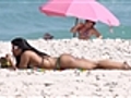 Morena do É o Tchan exibe corpo perfeito em praia