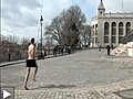 Romain Mesnil nu dans les rues de Paris