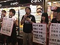 勞工團體代表一度進入一間連鎖快餐店示威
