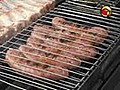 Churrasco: Wessel prepara linguiça,  costelinha e frango