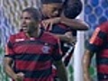 Gol do Flamengo! Negueba chuta cruzado e Thiago Neves,  livre, marca, aos 30 do 2º tempo