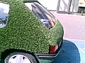 GENIAL une voiture avec du gazon artificiel en guise de peinture