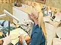 Hübsche blonde Mädchen Fixes Zähne