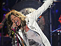 Raw video: Steven Tyler rocks &#039;Idol&#039; finale