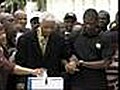 Mandela vota en las elecciones de Suráfrica