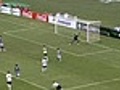 Geandro tenta fazer o gol para o Cianorte