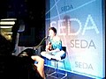 Maria Gadu cantando no SPFW