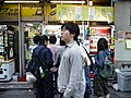 アキバでおでん缶を買い求める人達