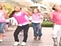 Niñas mexicanas bailan al ritmo de Barbie