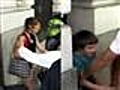 Filhos de Madonna saem de hotel para passear