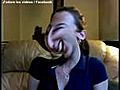 Une fille déforme son visage avec sa webcam -