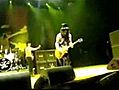 Slash des Guns n’Roses attaqué en live