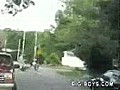 رجل يسقط من الدراجة بقوة