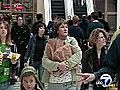 Shoppers hunt for last minute deals