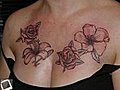 tatouage fleurs sur decolleté