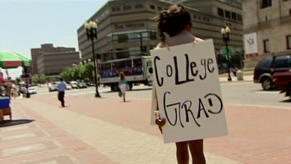 College graduate wears &#039;hire me&#039; sign