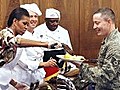 Michelle Obama überrascht Soldaten mit Steaks