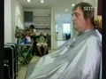 Homme au salon de coiffure. Que fait-il sous sa blouse ?