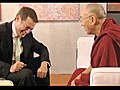 Entrevistador faz piada sobre pizza para Dalai Lama e ri sozinho