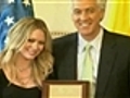 Atriz Hilary Duff faz caridade na Colômbia