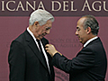 Recibe Vargas Llosa la insignia Águila Azteca