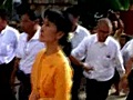 Suu Kyi visits pagodas in ancient city