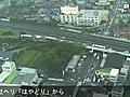 東名道を降りる車で渋滞する静岡ＩＣと復旧工事