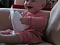 Fou rire d’un bébé devant son père déchirant du papier