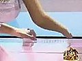 Girl play piano with no finger on one hand !