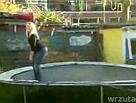 Blondynka na trampolinie