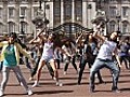 Buckingham Palace tourists surprised by royal &#039;flashmob&#039;