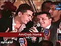 محمد هنيدى بيغنى قمرين مع عمرو دياب فى فرح =- الدنجواان
