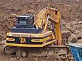 JCB JS330 XD beschickt Brecheranlage