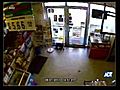 Surveillance vide: Cameras catch grocery store robbery