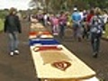 Voluntários acordam cedo para preparar o tapete de Corpus Christi