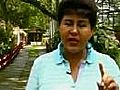与狮子亲密接触的女人