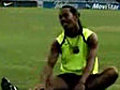 Ronaldinho direklerle alay ediyor