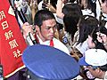 甲子園で春夏連覇を飾った沖縄・興南高校ナイン、深紅の大優勝旗を携え凱旋(がいせん)