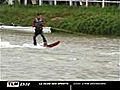 L’Aviron Club de Caluire tracte un surfeur sur la Saône