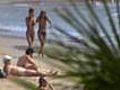 Fotografiaban niños en una playa nudista