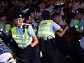 警方開始清場行動　抬走部份示威人士